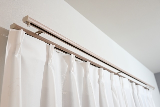 白いレースカーテンがかかったカーテンレール