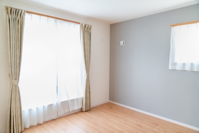 レースカーテンから光が入る部屋の角