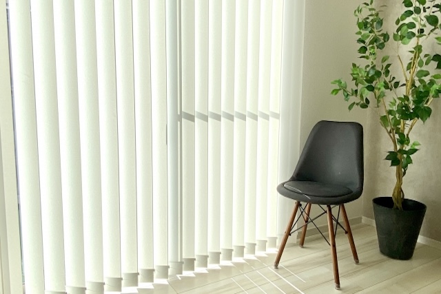 白いブラインドと黒い椅子