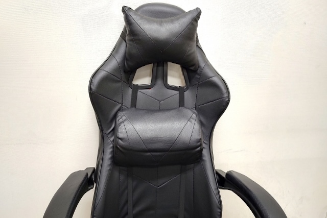 黒いゲーミングチェアの背面
