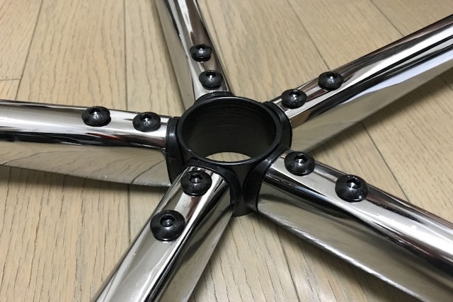 分解されたキャスター付きチェアの脚