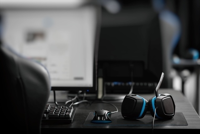 黒色で統一されたPCデスクとゲーミングチェア