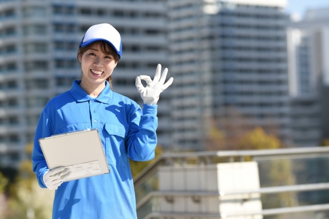 OKサインをする作業着の女性