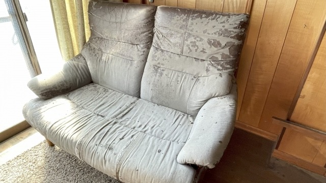 汚れた古いソファ