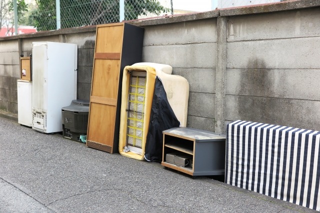 捨てられた粗大ごみ