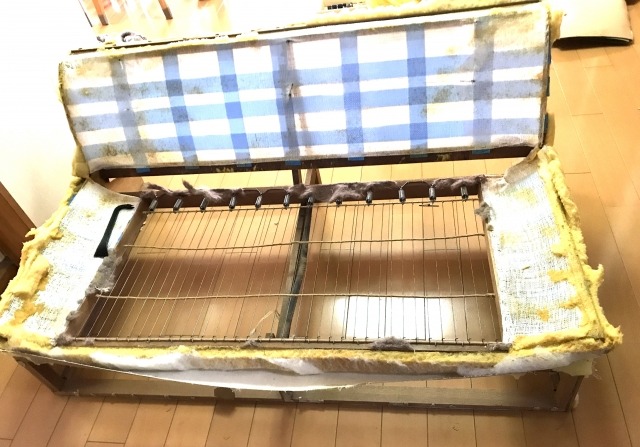 骨組みだけになったソファ