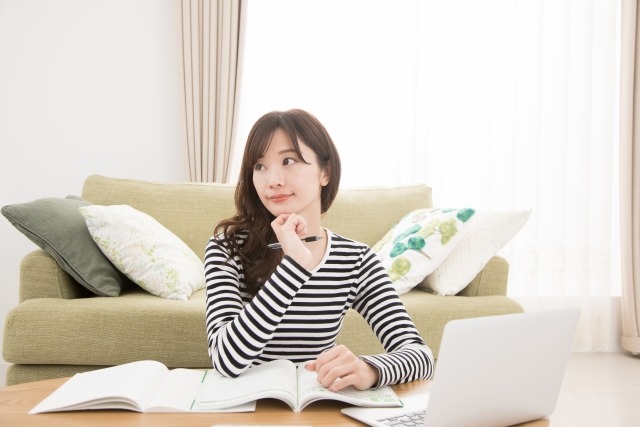 パソコンと本と女性