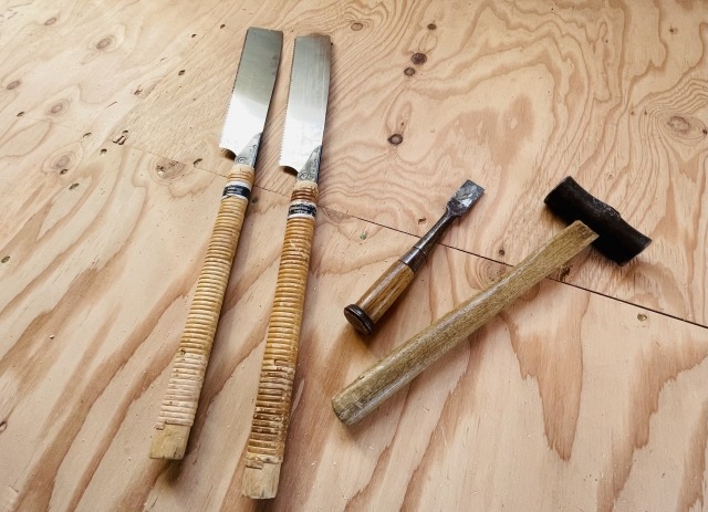 床に置かれた工具