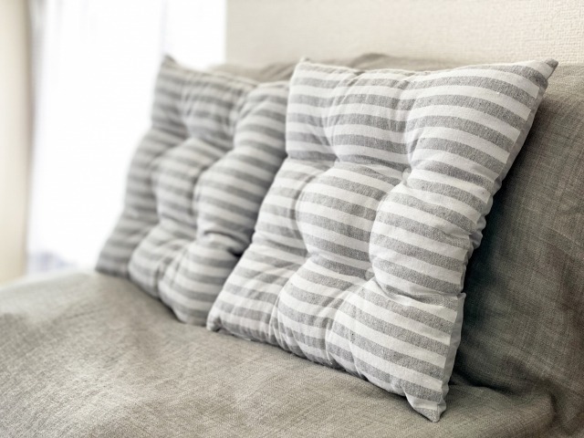 グレーのソファベッドとボーダーのクッション