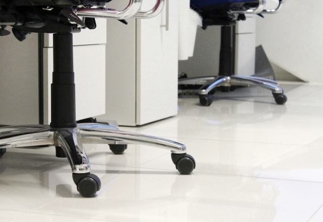 キャスター付きオフィスチェアの脚元