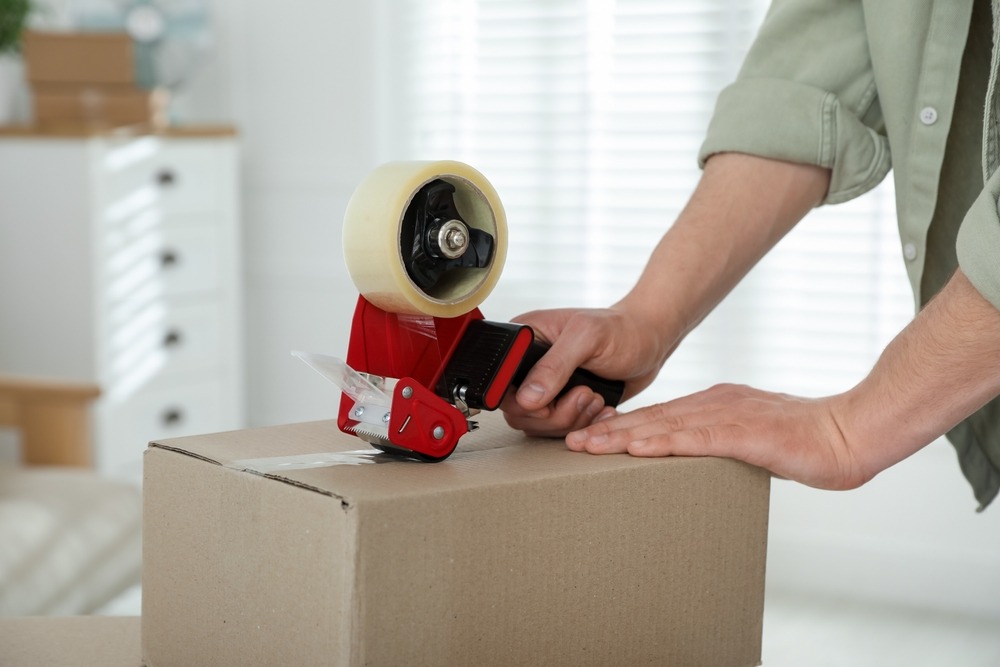 ダンボールを梱包する人