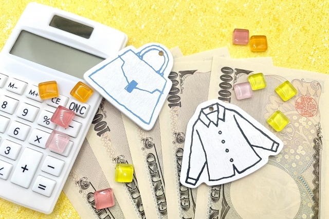 電卓とお金と雑貨モチーフ
