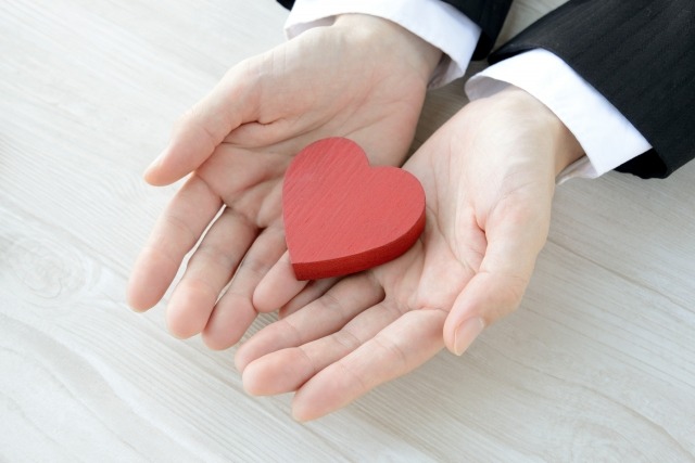 両掌に乗せて差し出す赤いハート