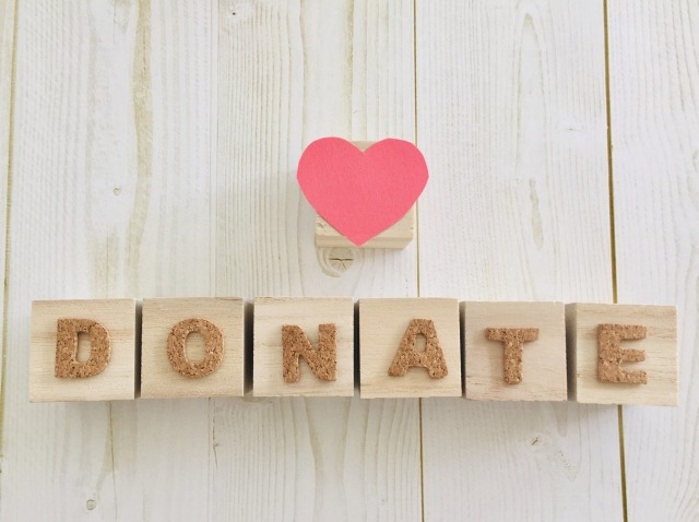 ハートと「DONATE」の木製ブロック