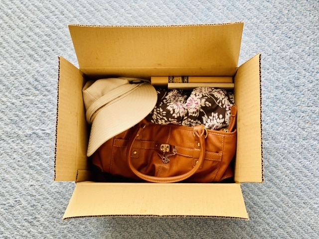 段ボールに入ったファッション小物