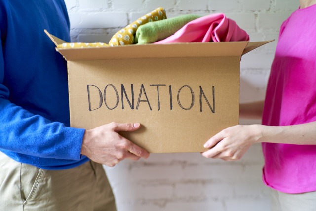 「DONATION」と書かれた段ボール箱