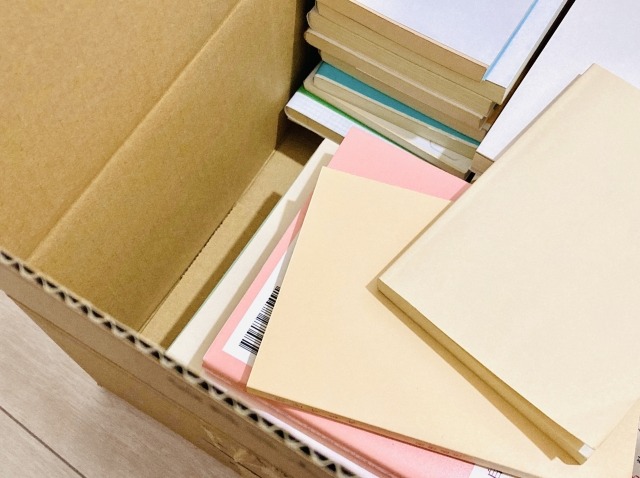 本を詰めた段ボール箱