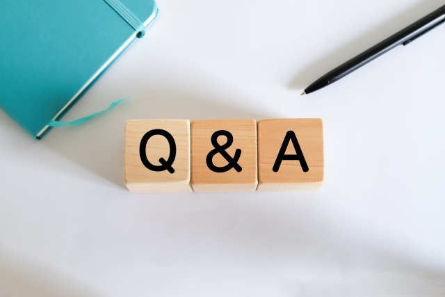 テーブルに置かれた木製の「Q&A」ブロック