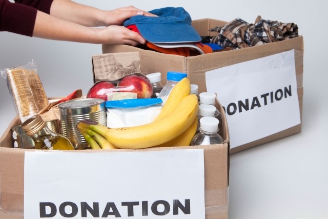 「DONATION」の張り紙が貼られた箱