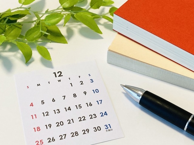 12月のカレンダーと書籍