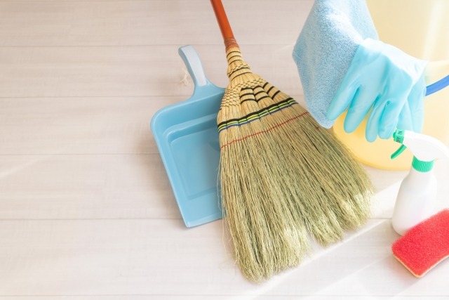 フローリングに置かれた掃除道具