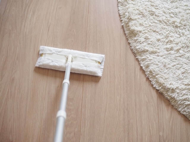 ワイパーでフローリングを拭く様子