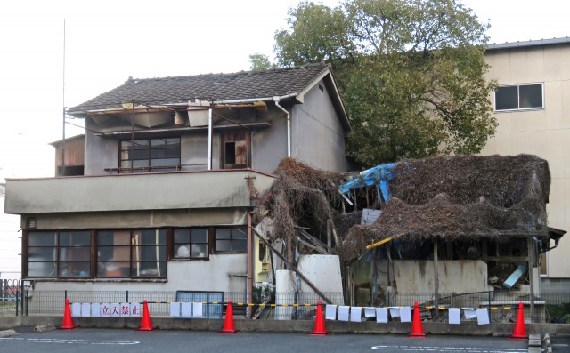 立ち入り禁止された古い家屋