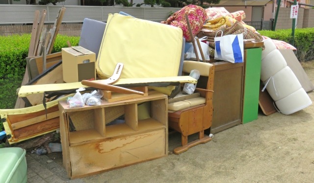 屋外にまとめられた大量の不用品