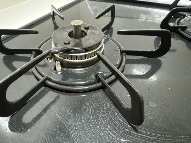 汚れた黒いガスコンロ