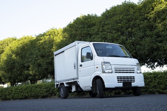 車道を走る白いトラック