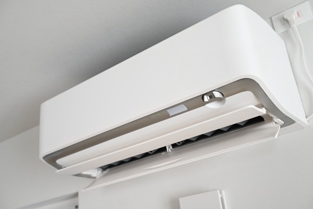 白い壁に設置された白いエアコン