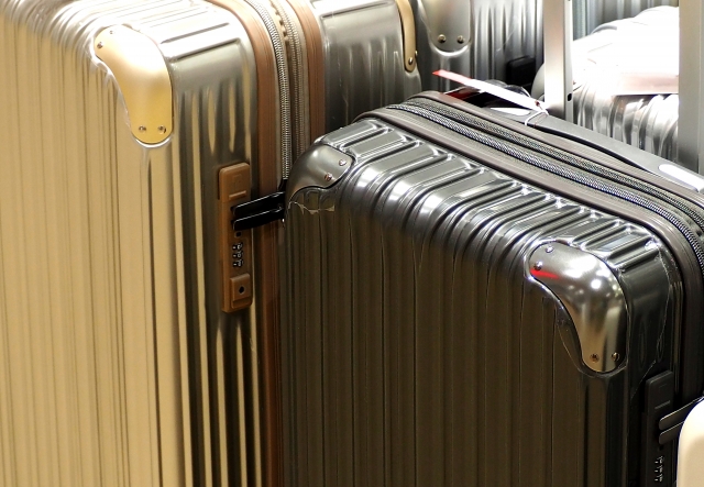 黒とベージュのスーツケース