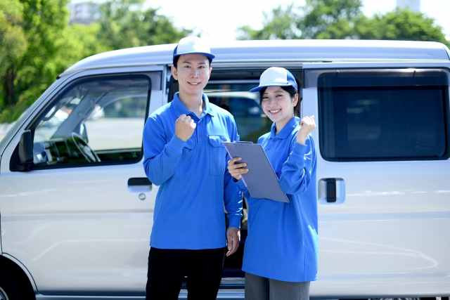 作業着を着た男女