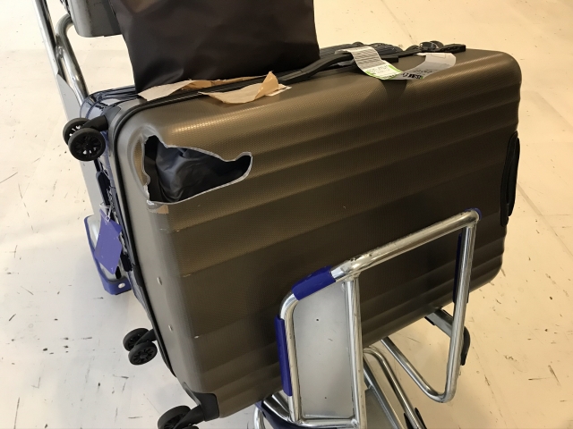 壊れた黒いスーツケース