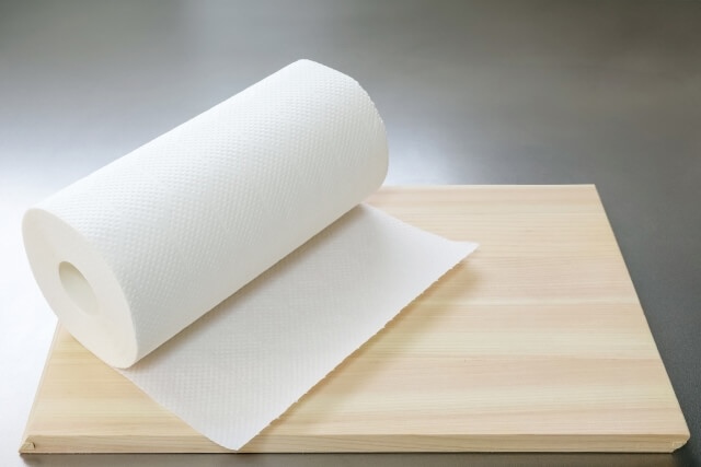 木製まな板の上に置かれたキッチンペーパー
