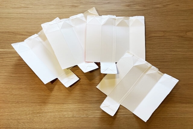 開いて置かれた4枚の牛乳パック