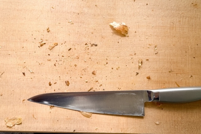 野菜くずで汚れた木のまな板