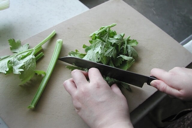 まな板でセロリを切る手元