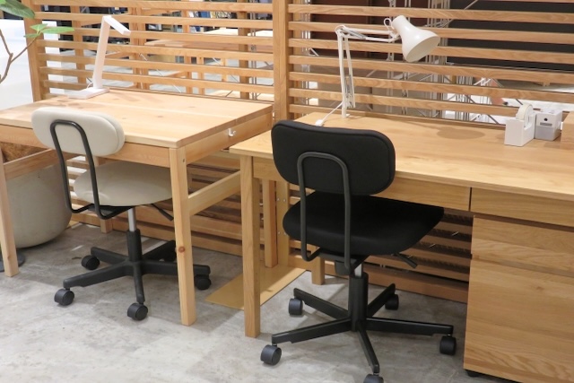 木製デスクの前に並んだ2種類のオフィスチェア