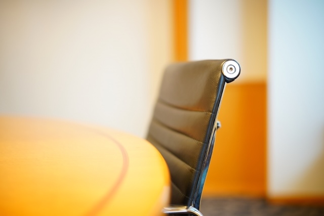 会議室のテーブルとチェア