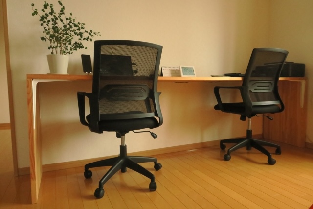 デスクに並ぶメッシュ背面のオフィスチェア