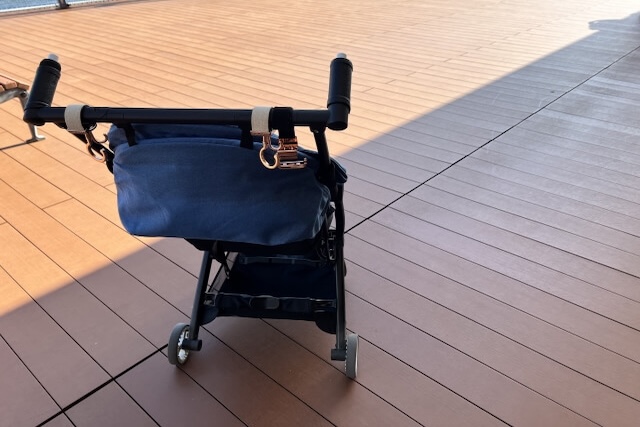 ウッドデッキに置かれたベビーカーの画像