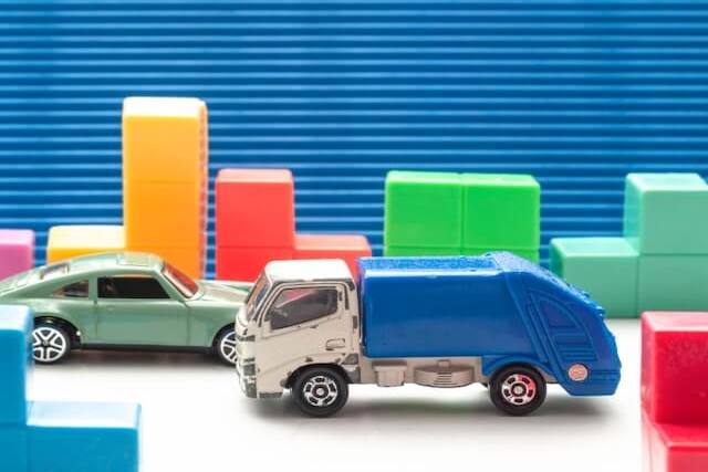 積み木とミニチュアのごみ収集車