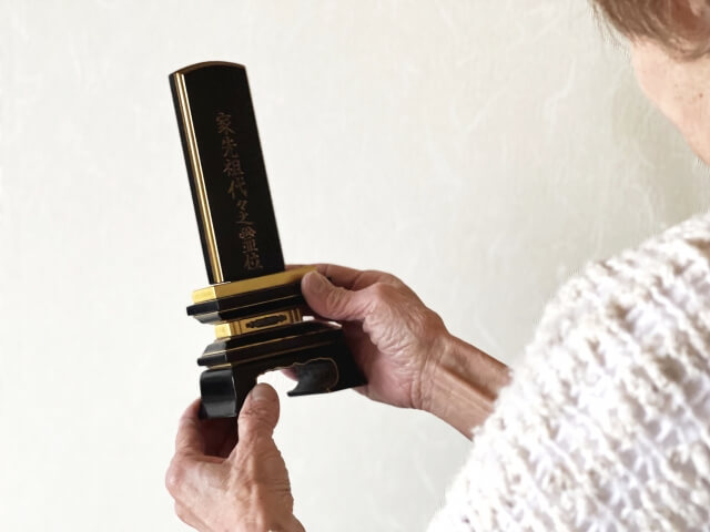 位碑を大切に持つ手元