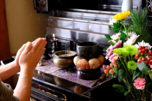 仏壇の処分方法と費用相場は？捨てる際の基礎知識と魂抜き・供養の手順を解説