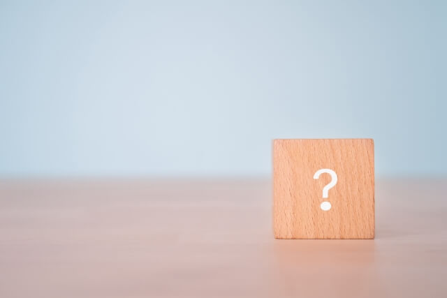 はてなマークが描かれた木製ブロック