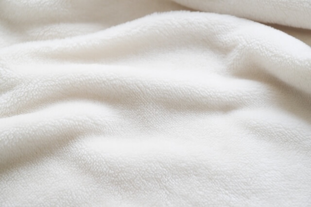 ベッドに敷かれた白い布団