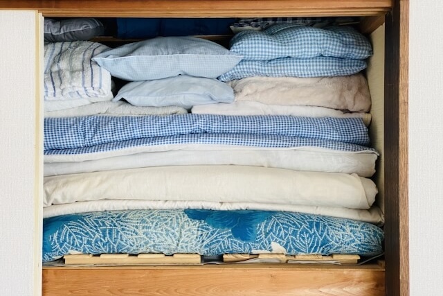 押入れに詰められた枕や布団