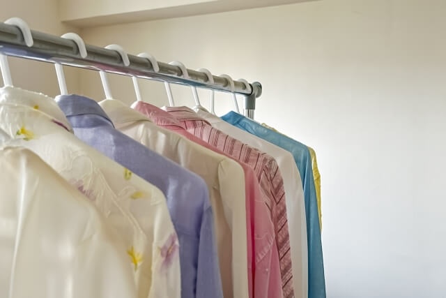 カラフルなシャツが掛かったハンガーラック