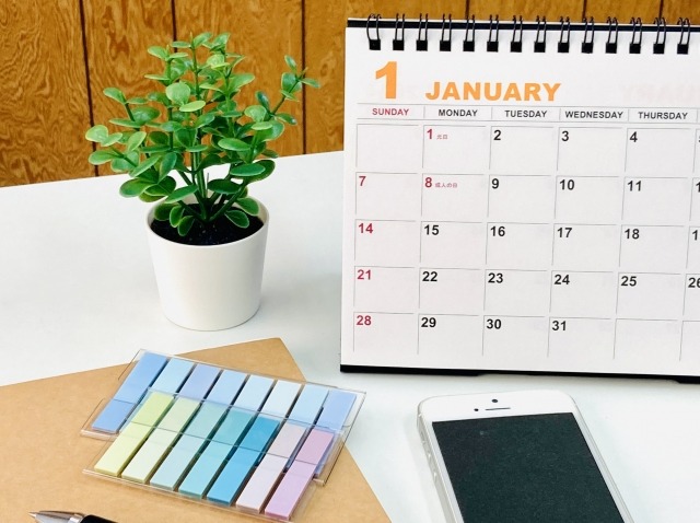デスクに置かれた1月のカレンダー